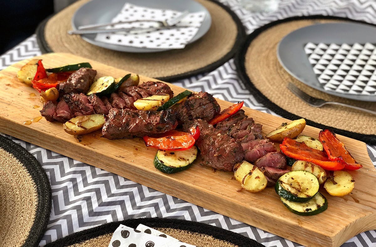 Rosé gegrilde sukade, flat iron steak, op de kamado
