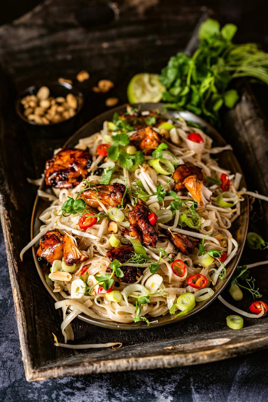 Pad Thai met kip uit wok in de BBQ