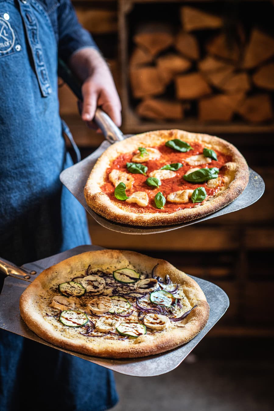Pizza margherita van de BBQ