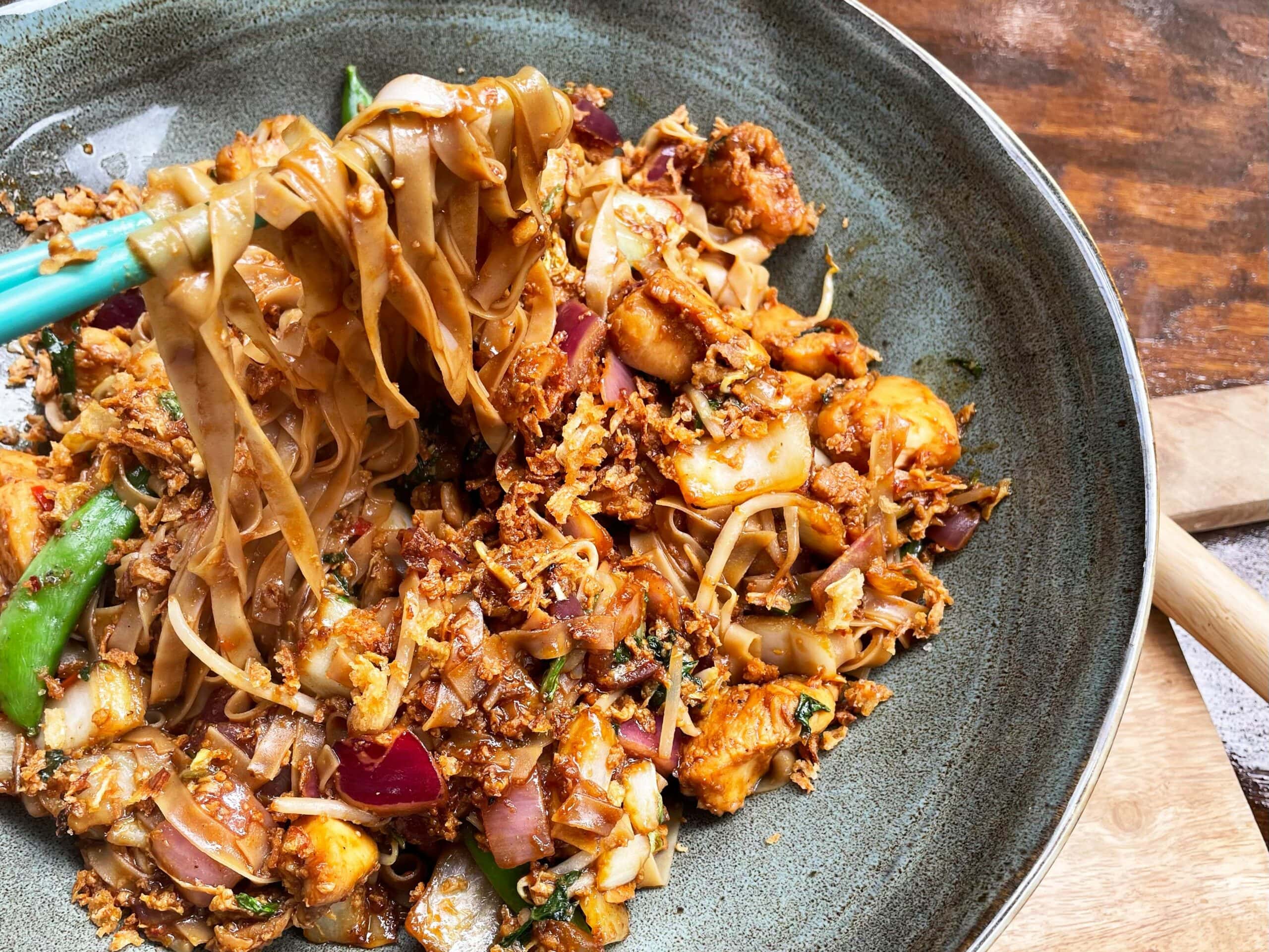 Rijstnoedels met Aziatische kip uit de wok