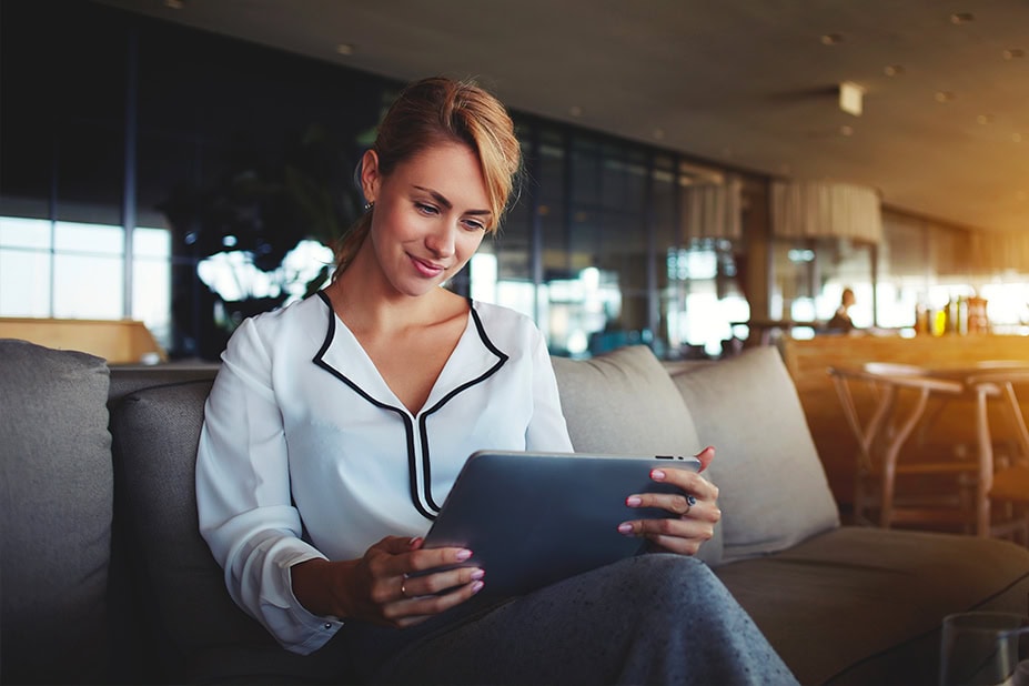 Operatrice del call center Nepta con auricolare e microfono, vista di spalle mentre gestisce una chiamata per l'assistenza clienti MyNepta, sullo sfondo monitor e scrivania.