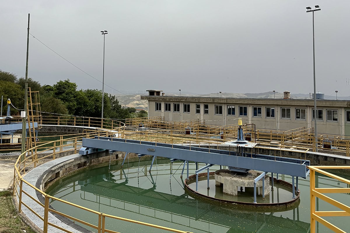 Immagine panoramica di un impianto di trattamento acque con un decantatore circolare esterno, parte del nuovo Acquedotto Marsala–Mazara–Petrosino gestito da Nepta/Italgas in Sicilia. L'infrastruttura di 70 km garantirà una portata di 300 litri d'acqua al secondo al territorio trapanese.