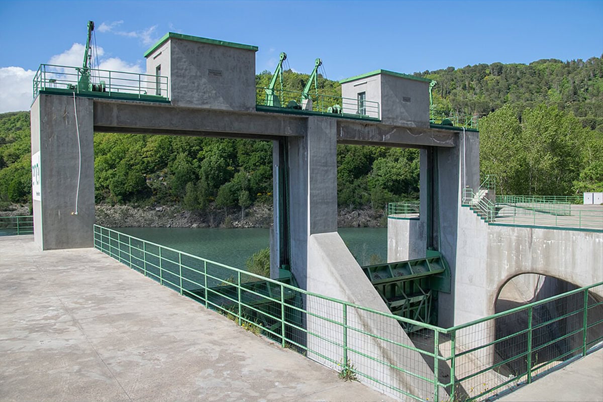 Dettaglio di una struttura in cemento armato (probabilmente una paratoia o uno sfioratore) in un invaso o serbatoio di accumulo idrico in un contesto collinare. L'immagine rappresenta il nuovo serbatoio tra Erice e Paceco, infrastruttura chiave di Nepta/Italgas per ridurre le interruzioni del servizio nelle province di Trapani e Agrigento.