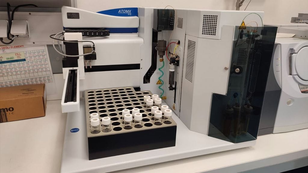 Strumento di analisi chimica spettrometro ATOM X per controllo qualità acqua Nepta laboratori certificati Accredia