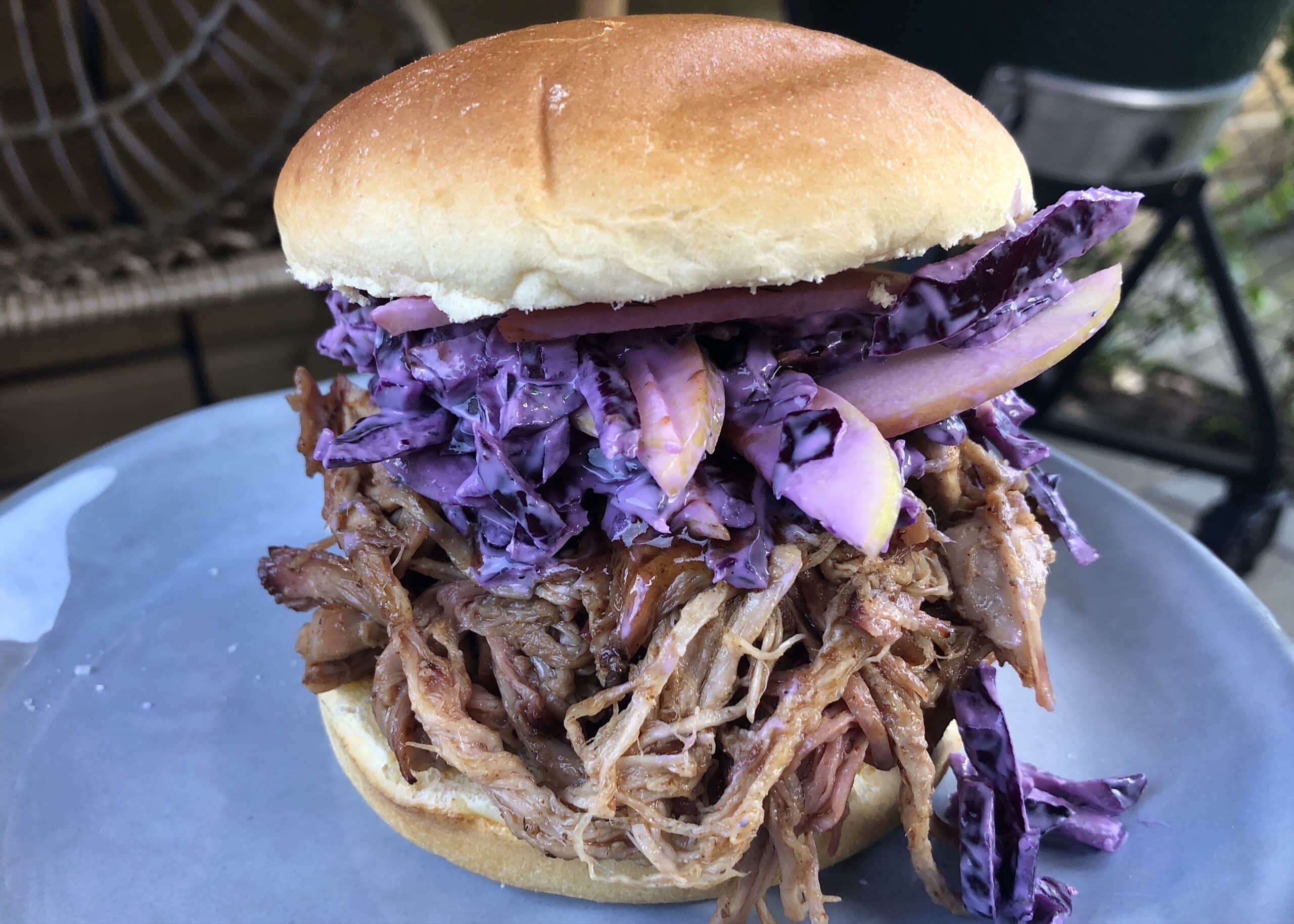 Brioche broodje pulled pork met rode kool appel salade