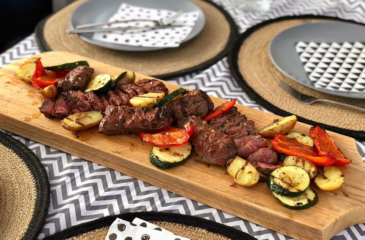 Rosé gegrilde sukade, flat iron steak, op de kamado