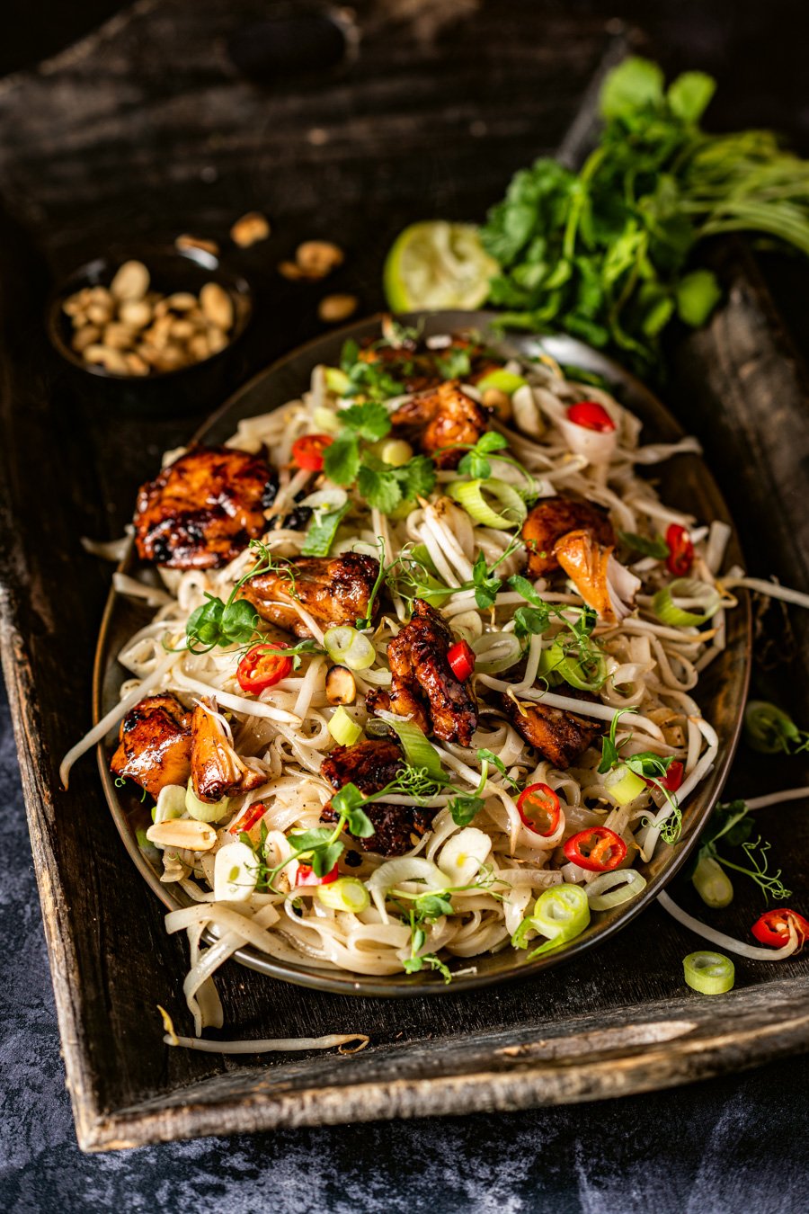 Pad Thai met kip uit wok in de BBQ