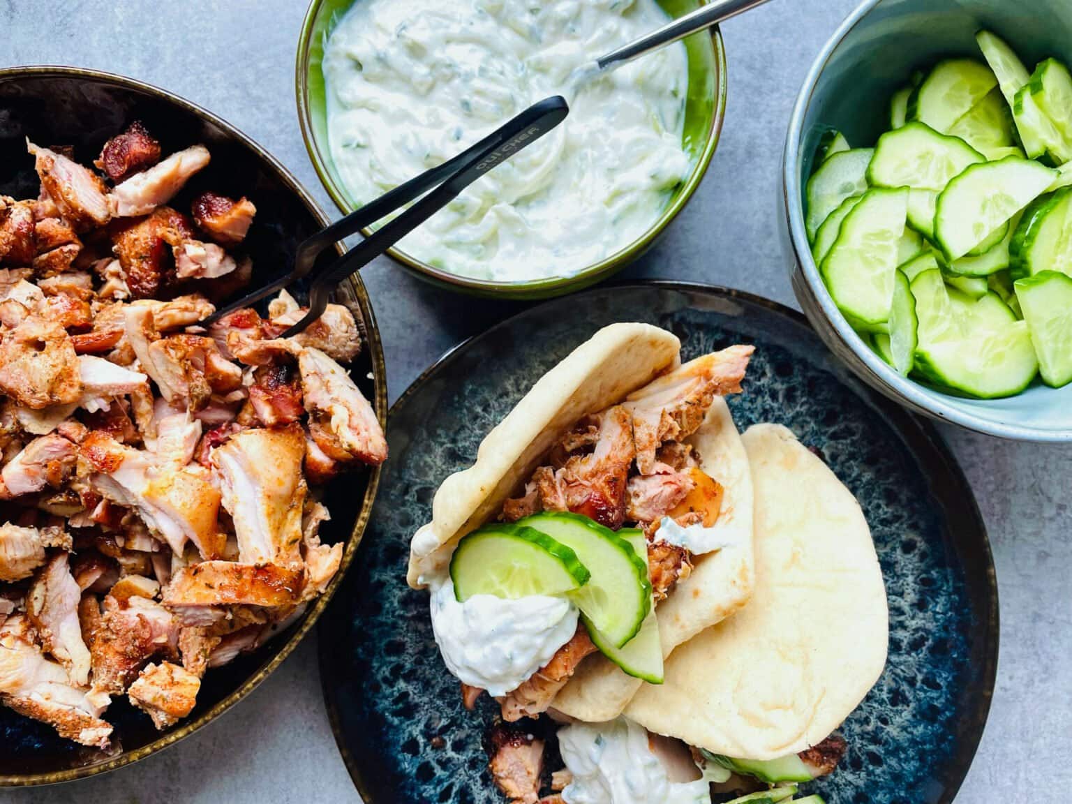 Flatbreads met Griekse kip van het spit