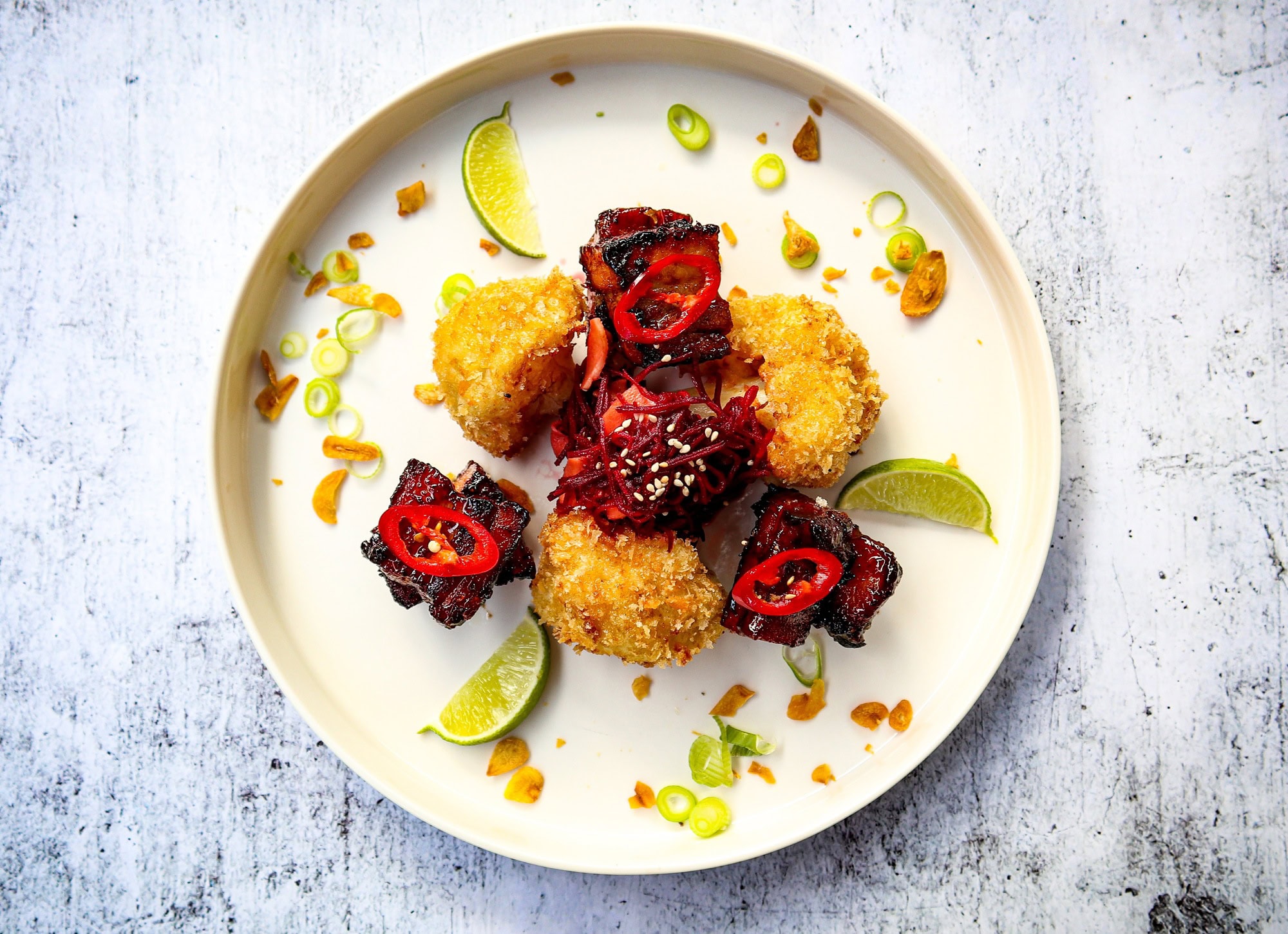 Asian Sticky buikspek met gefrituurde bloemkool