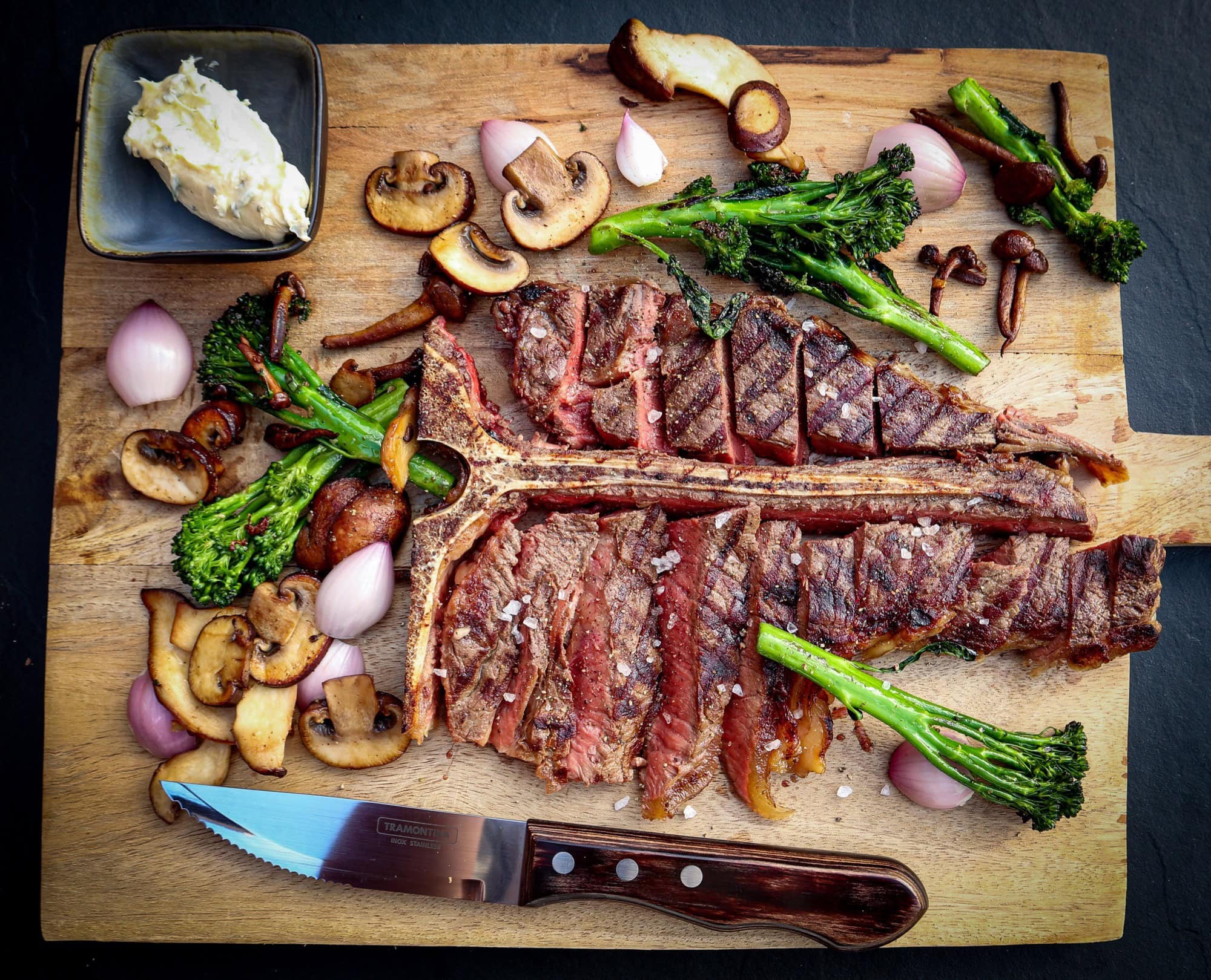 T-bone met kruidenboter en paddestoelen