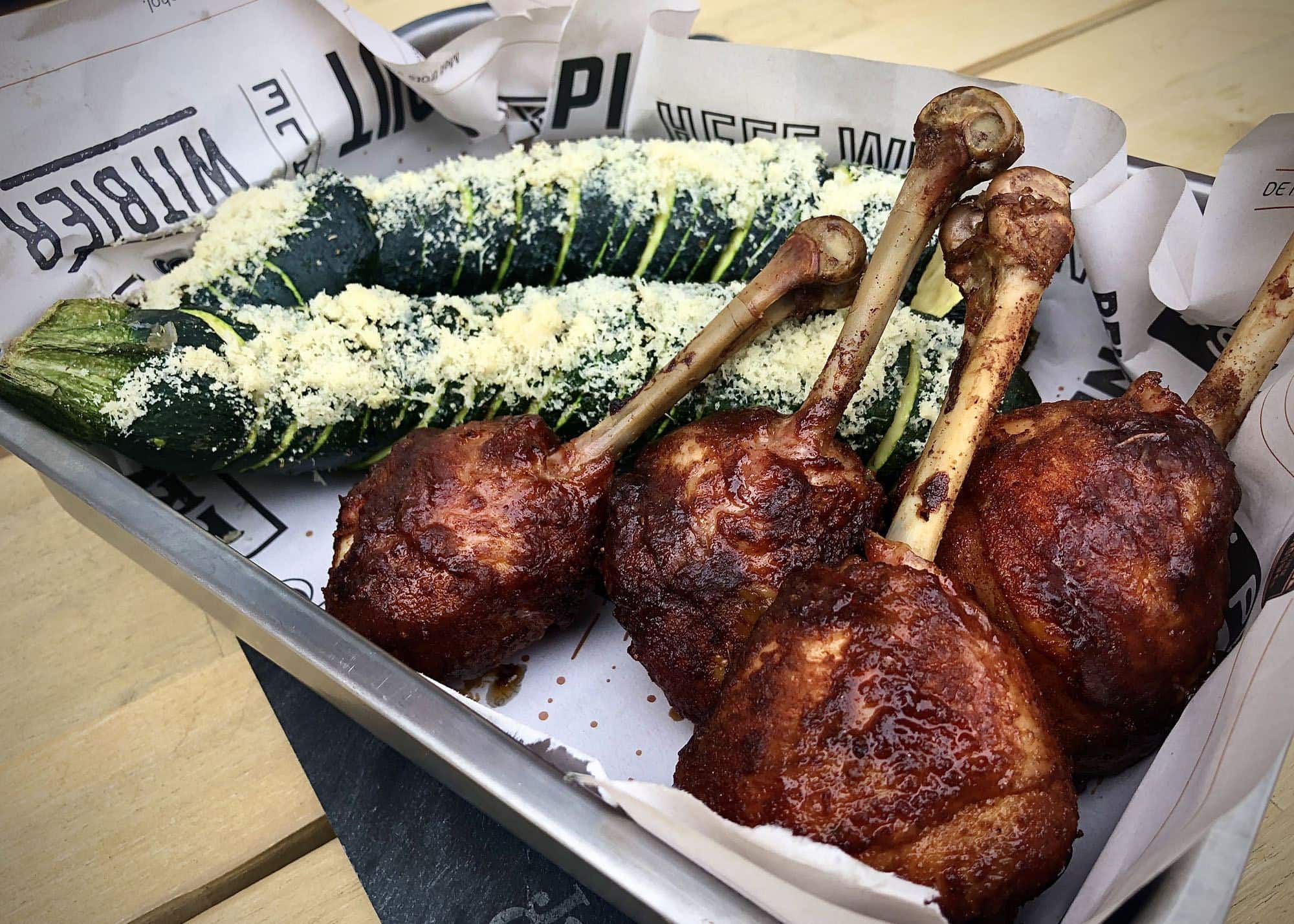 Kruidige chicken lollipops