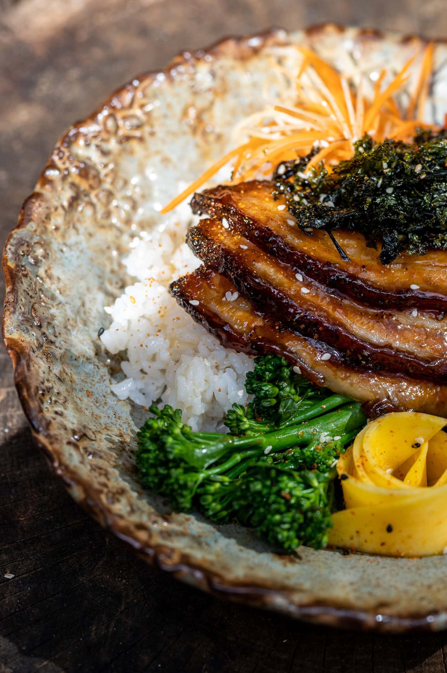 Sushi bowl sticky buikspek, kimchi en sushi rijst