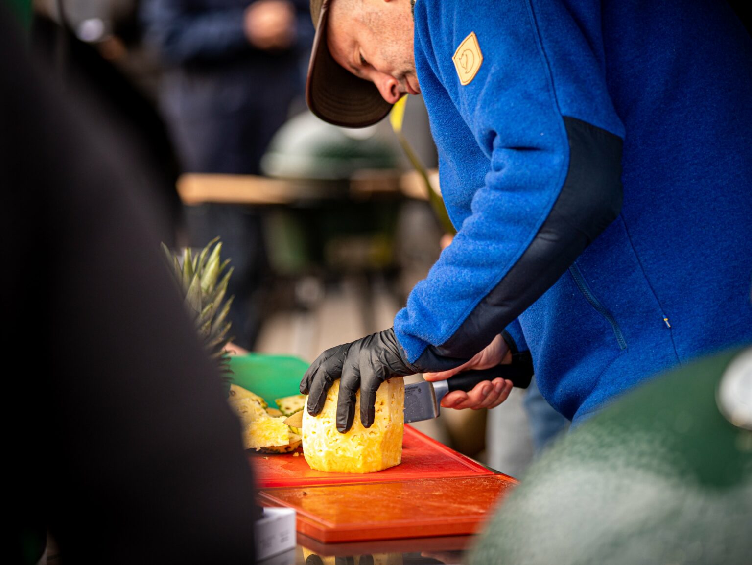 Gegrilde ananas met lopend chocoladetaartje