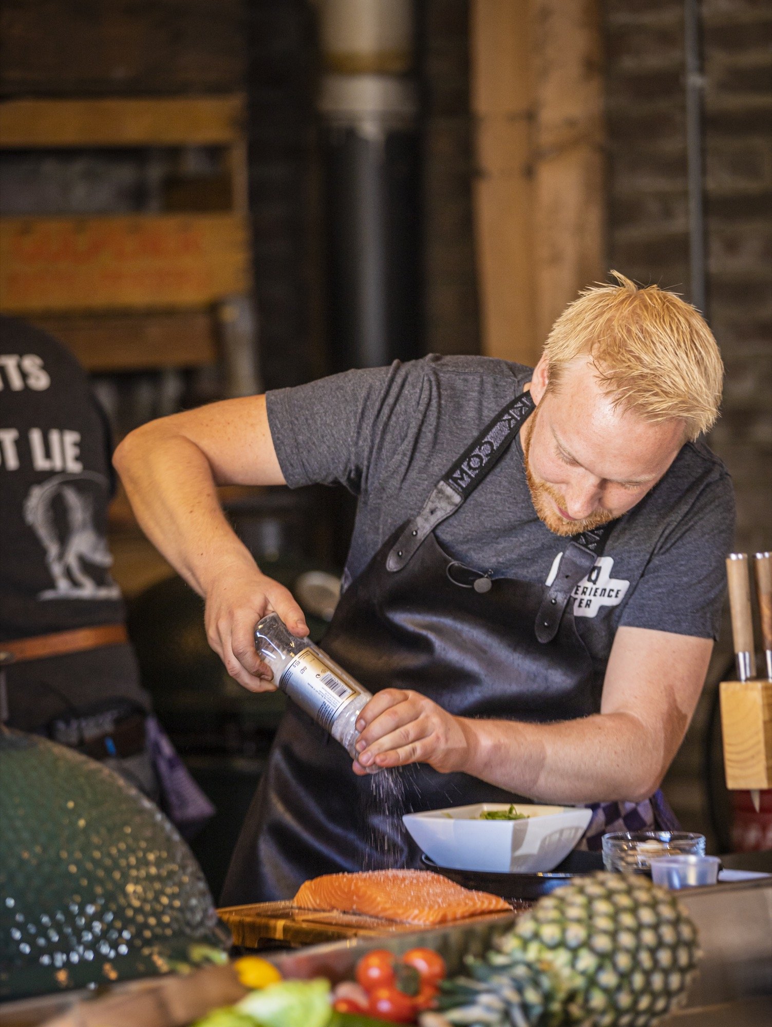 Zalm op cederhout met zoetzure komkommer