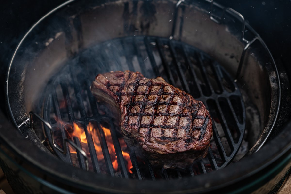 Een dunne steak grillen op de BBQ