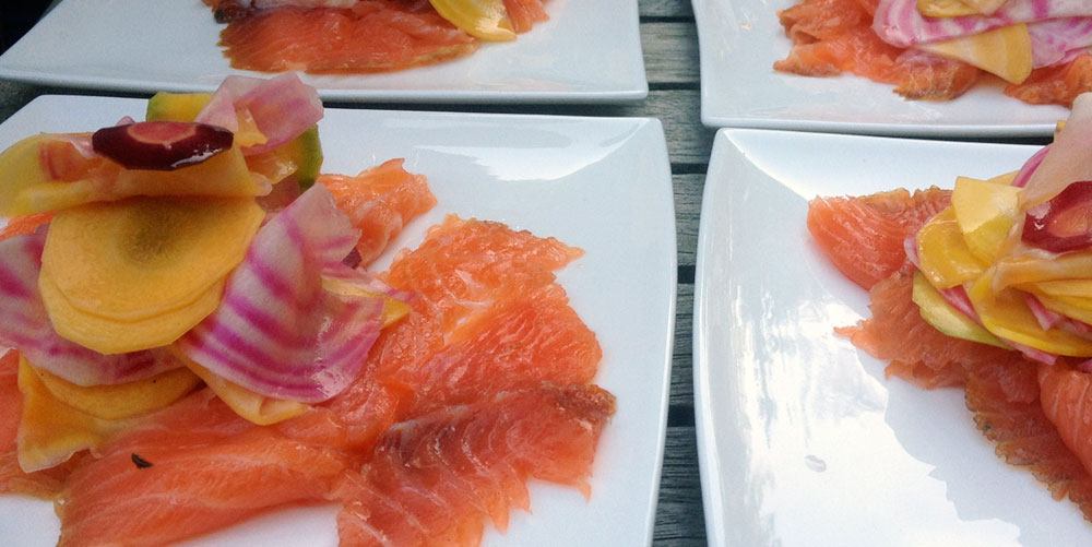 Koud gerookte zalm met zoet zure groentjes