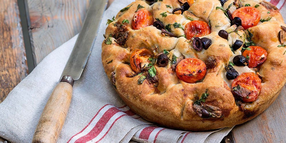 Focaccia met op rode wijnvaten gerookte sukade