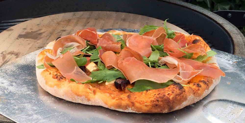 Boy’s favoriete pizza: tomaten, olijven, parmaham en feta