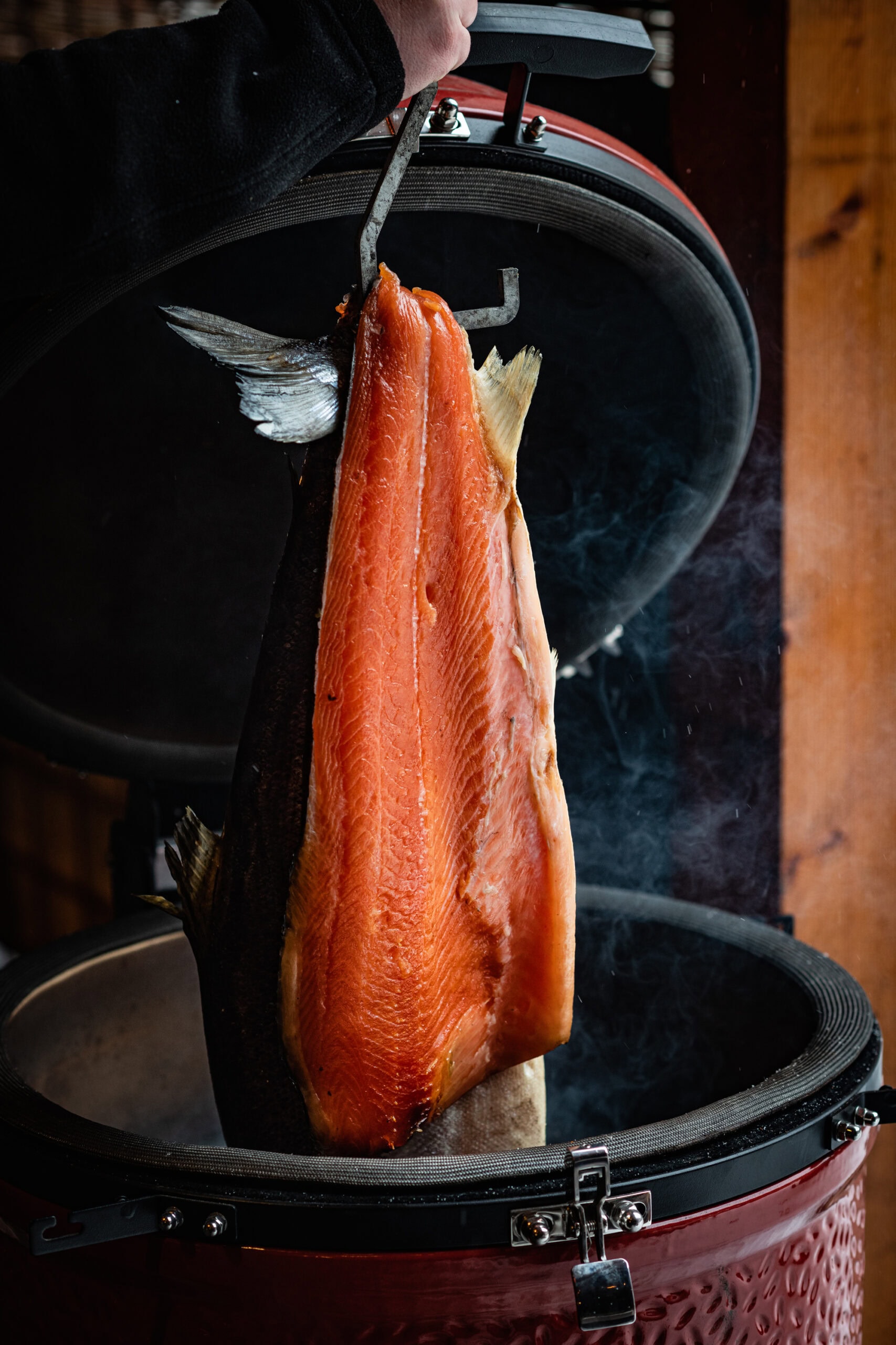 Koud gerookte zalm en pekelen