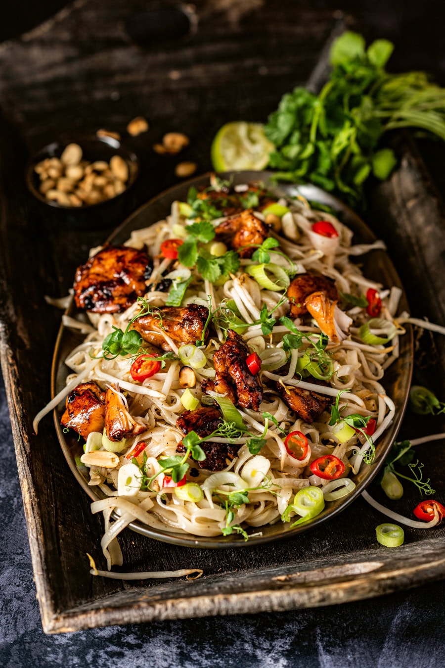Pad Thai met kip uit wok in de BBQ