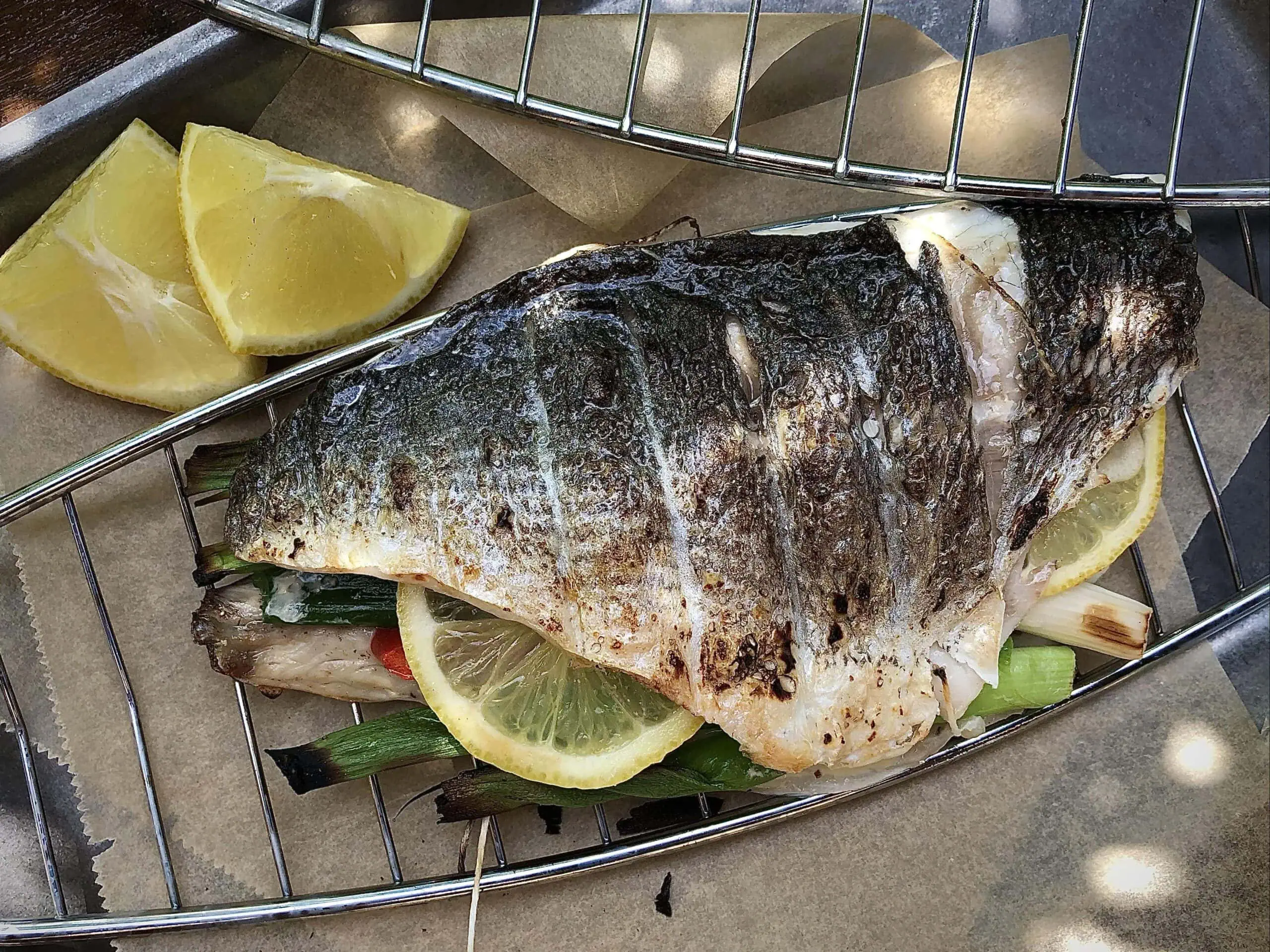 Gegrilde dorade gevuld met groente