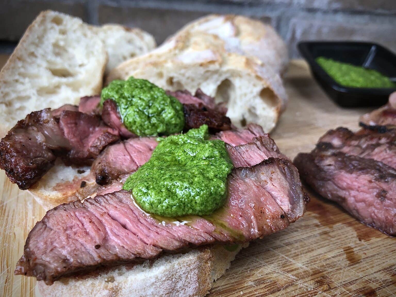 Rib-Eye steak met rucolapesto