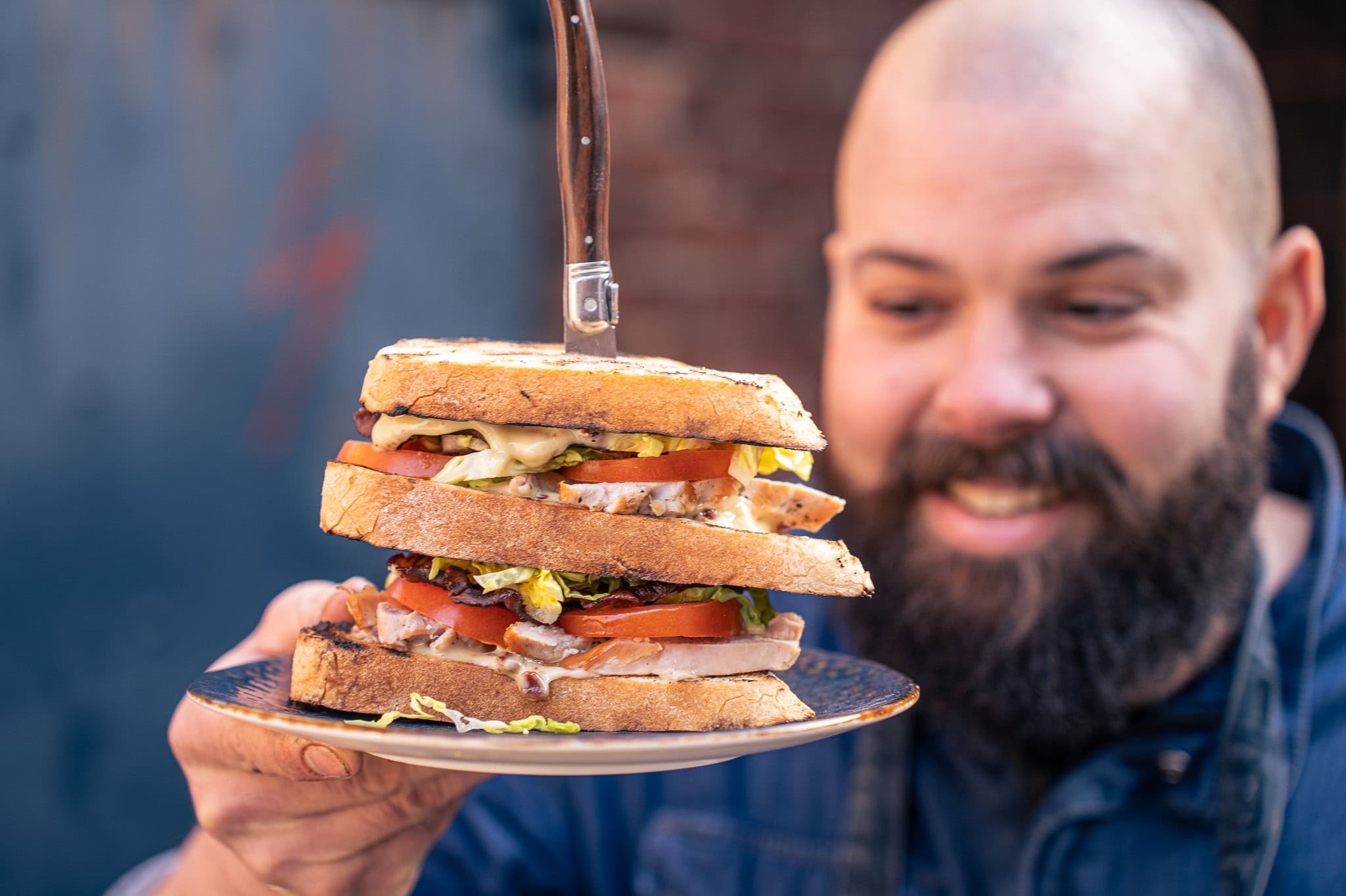 Clubsandwich met warmgerookte parelhoenfilet en Baconnaise