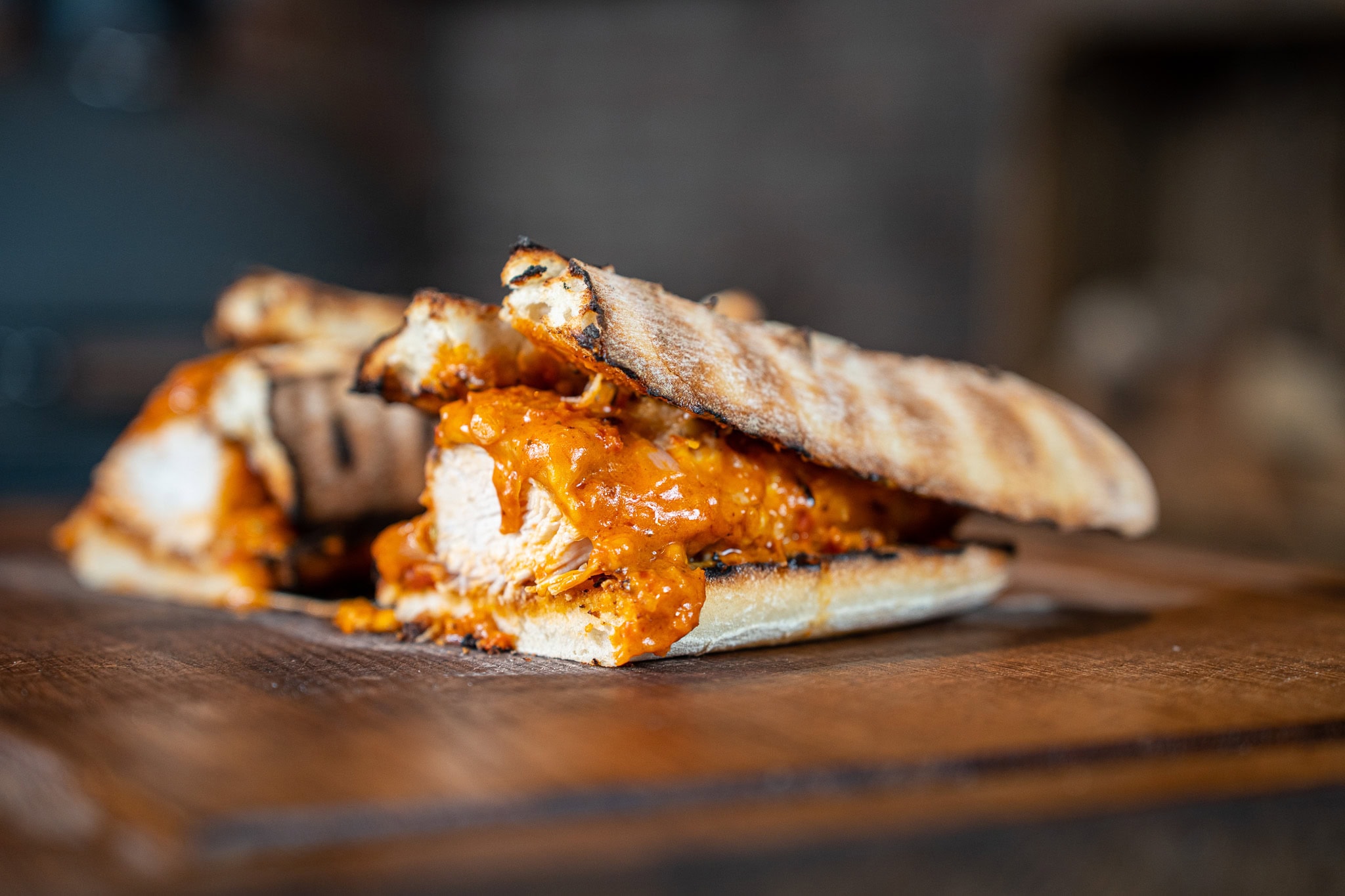 Broodje Kip met Parmezaanse kaas en tomatensaus