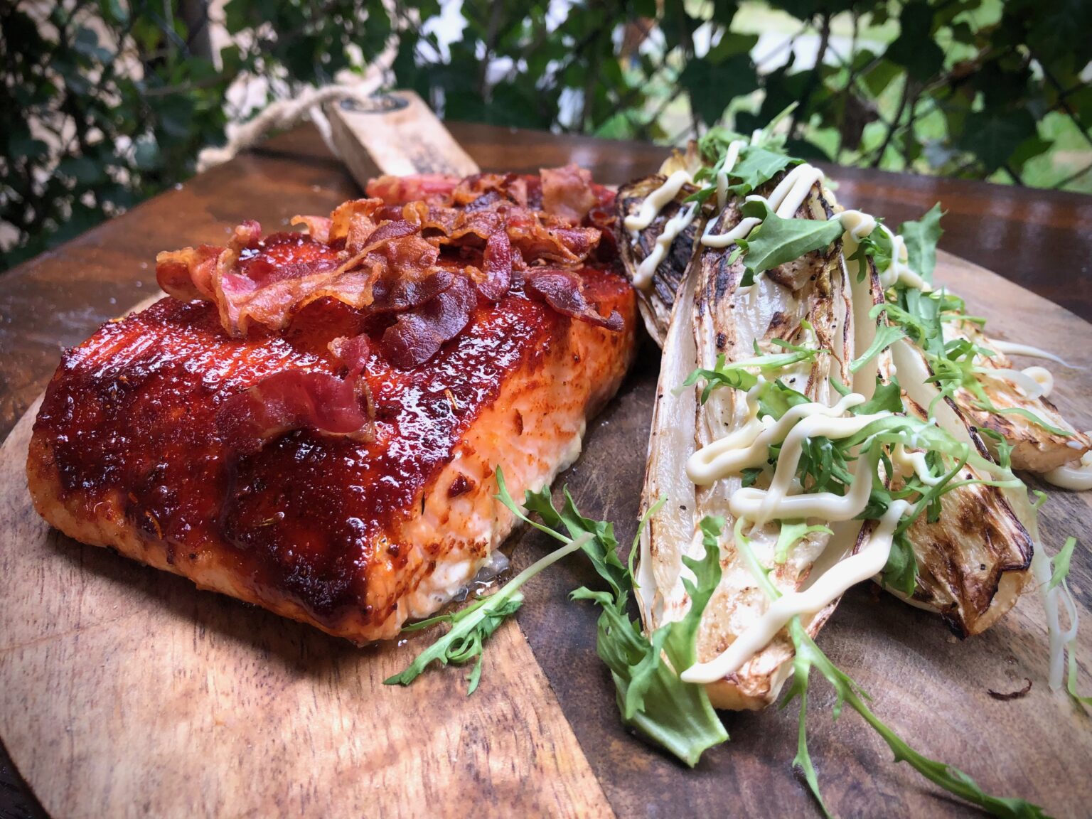 Gelakte zalm met krokante spek