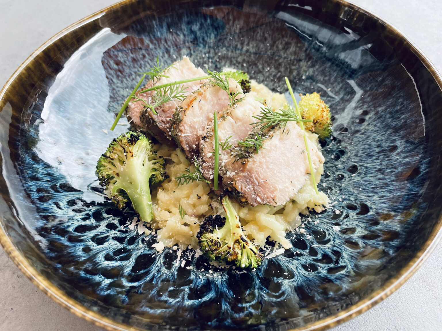 Gegrilde zwaardvis met risotto uit de skillet