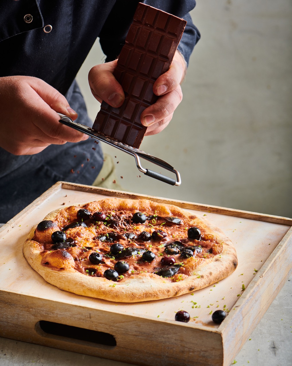 Pizza met chocolade, blauwe bessen en citroen