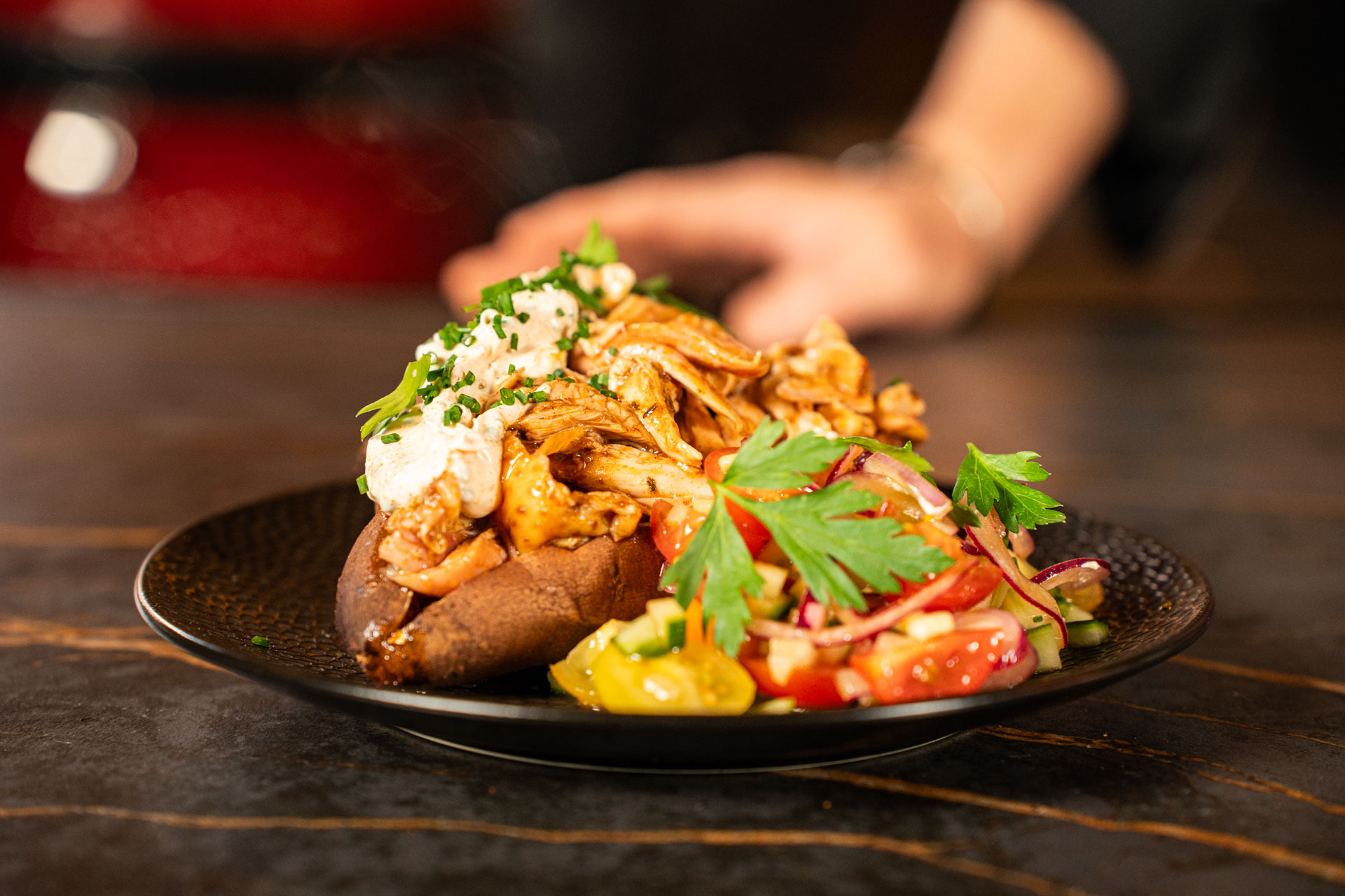 Gepofte aardappel met pulled chicken
