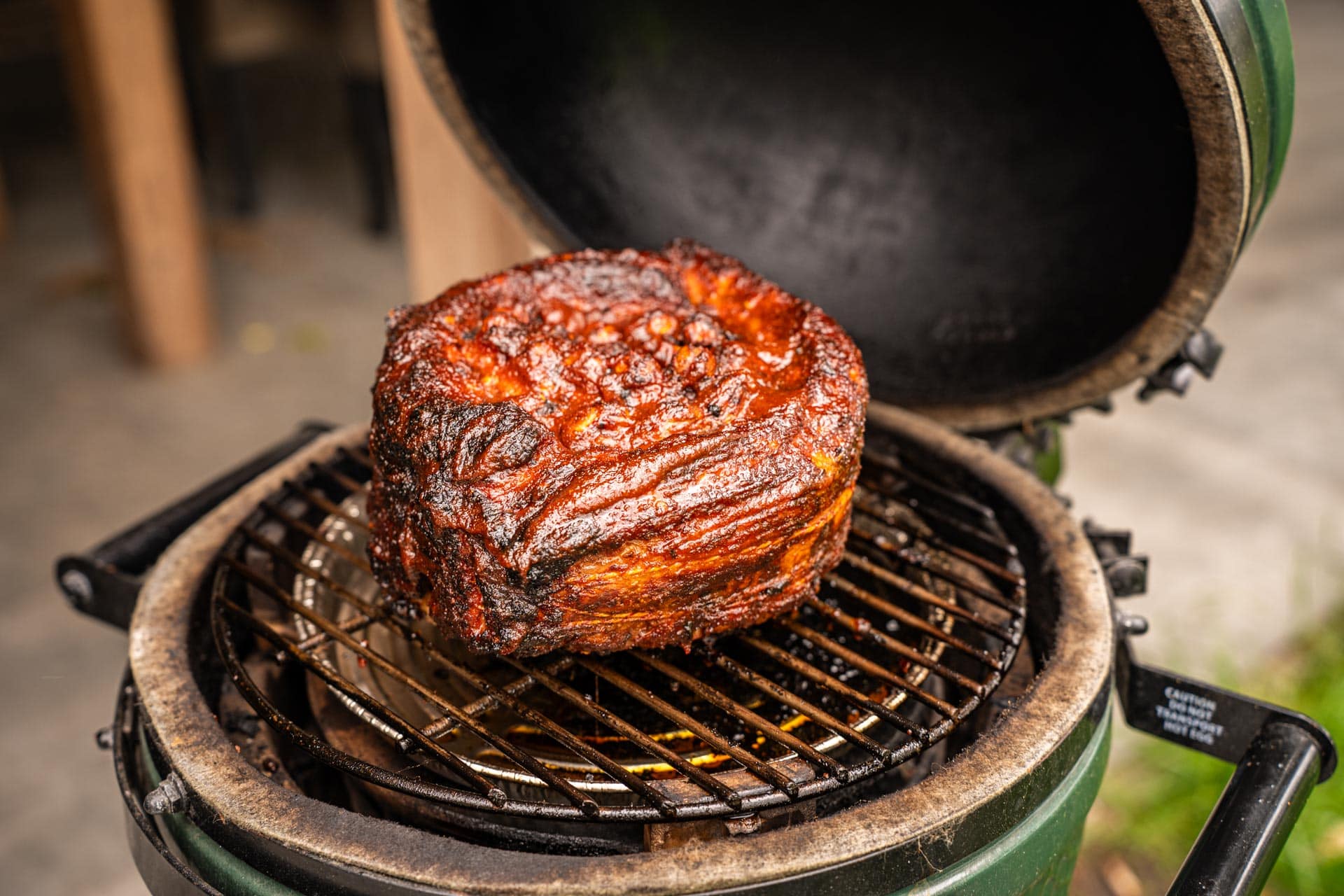 Spicy chipotle sparerib rol van de Big Green Egg MiniMax