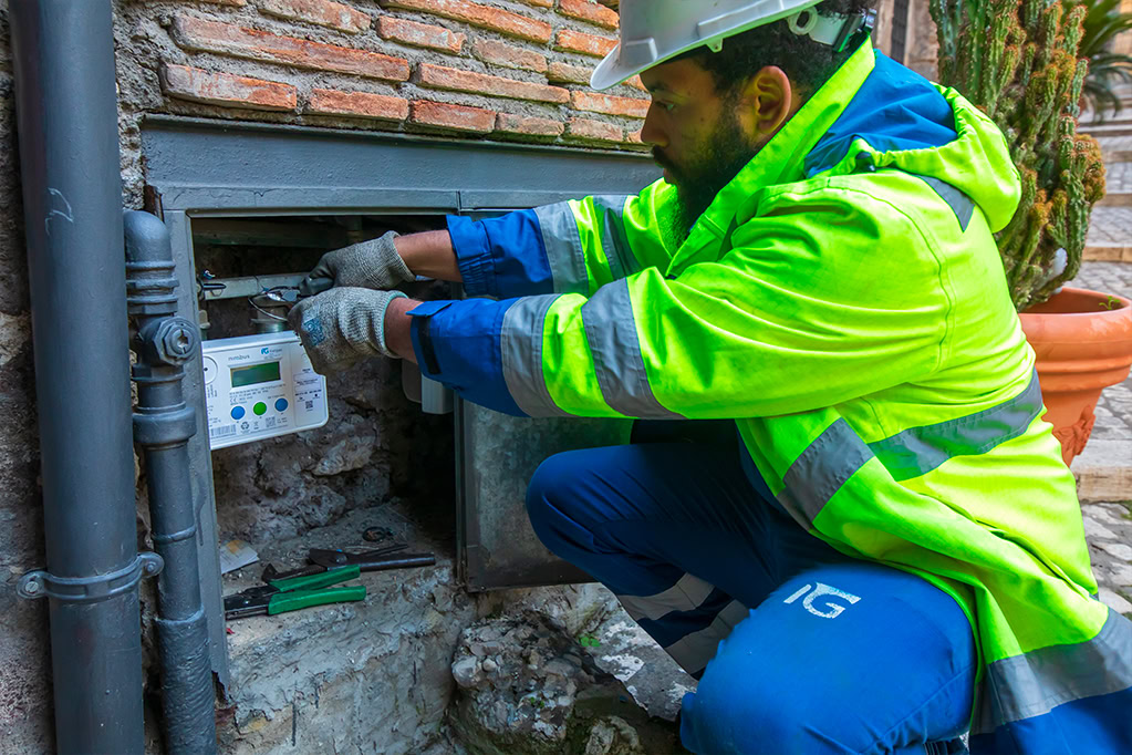 Smart meter Nimbus installazione da parte di operaio Italgas