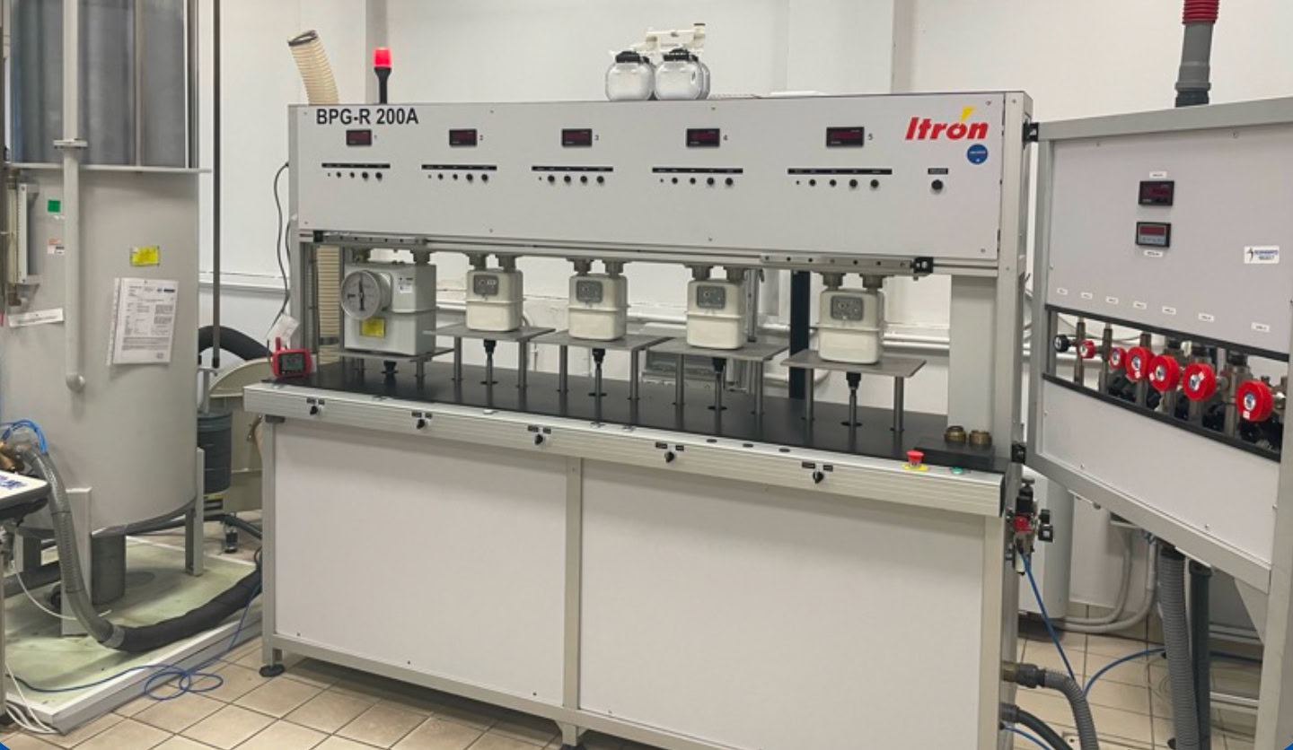 Laboratorio misura: Laboratorio misura Italgas del research center con apparati e attrezzature tecniche in una stanza illuminata.