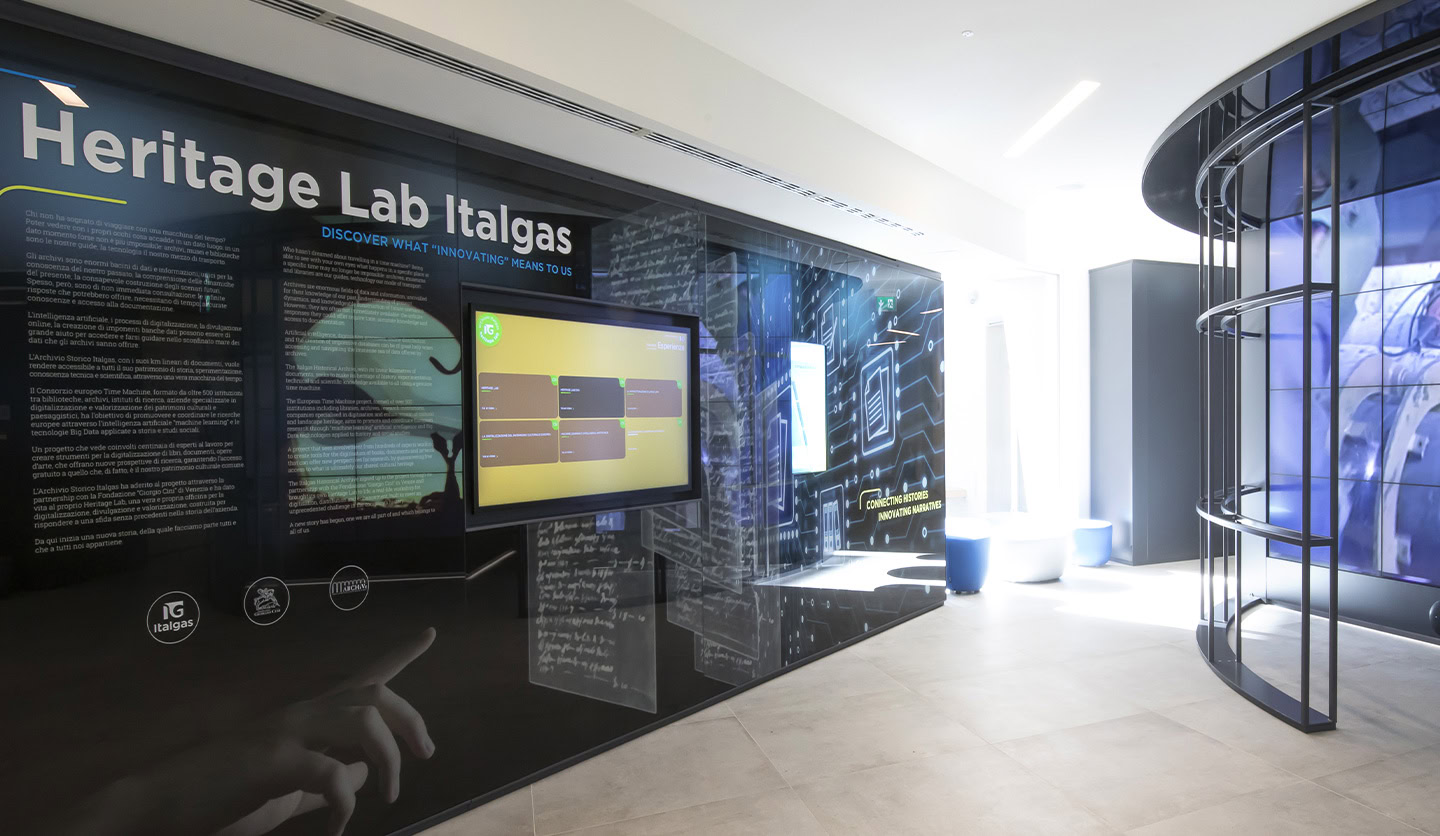 Insegna "Heritage Lab Italgas" con testo informativo per condividere la storia dello sviluppo sociale e tecnologico.