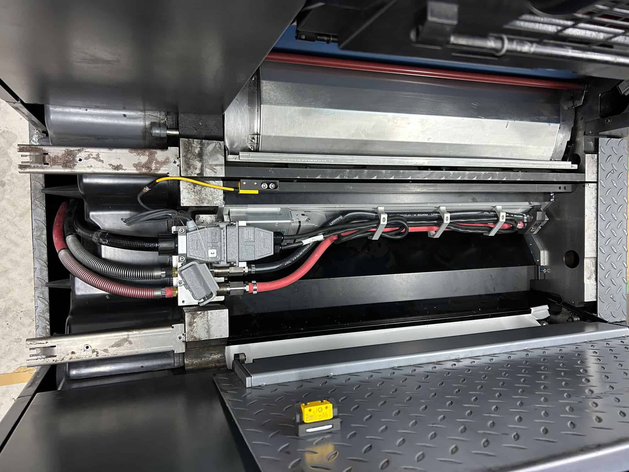 The pictures show LeoLED being installed on a Heidelberg XL75.