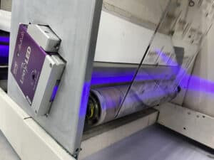The LeoLED system is used make heat-shrinkable sleeves, with Promographic seeking more intense colors and better adhesion of inks.