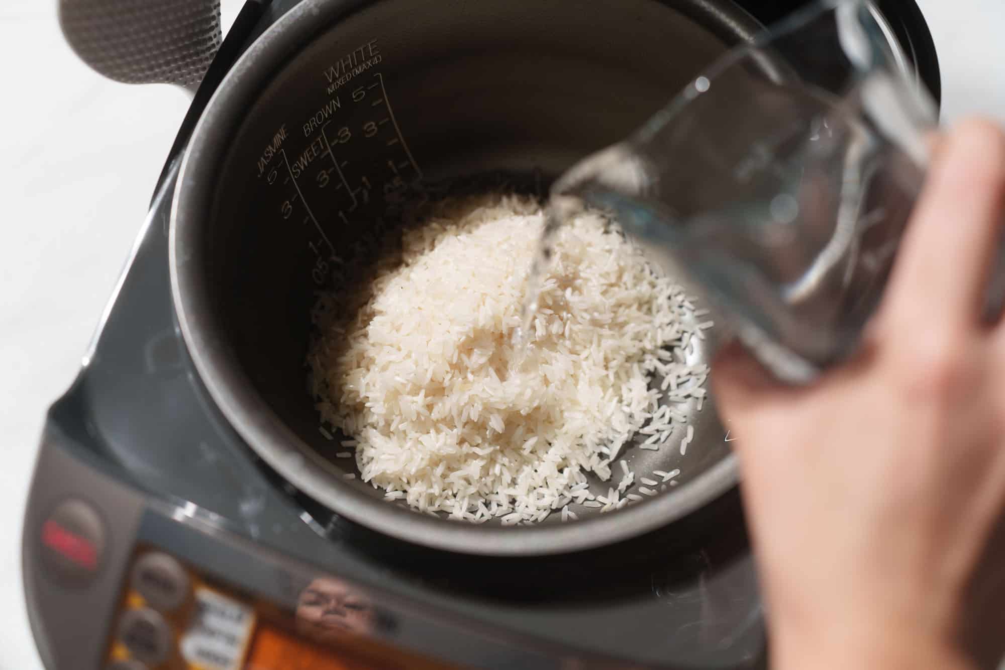 How Long to Cook Minute Rice in Rice Cooker: Quick Guide