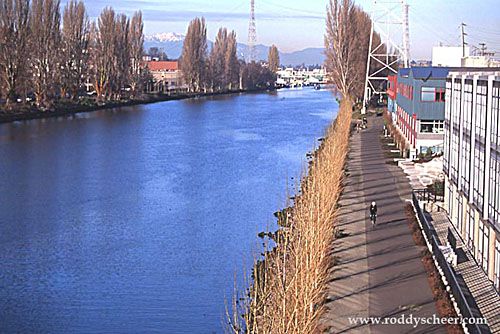 Burke-Gilman Trail along Fremont Canal, Seattle, Washington, US