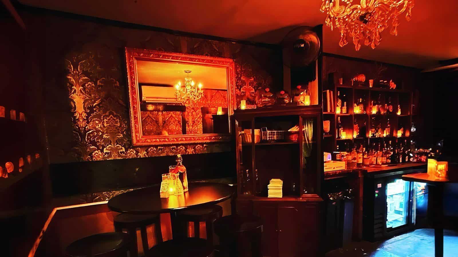 KneeHighStockingCo-InteriorBar_1600x900