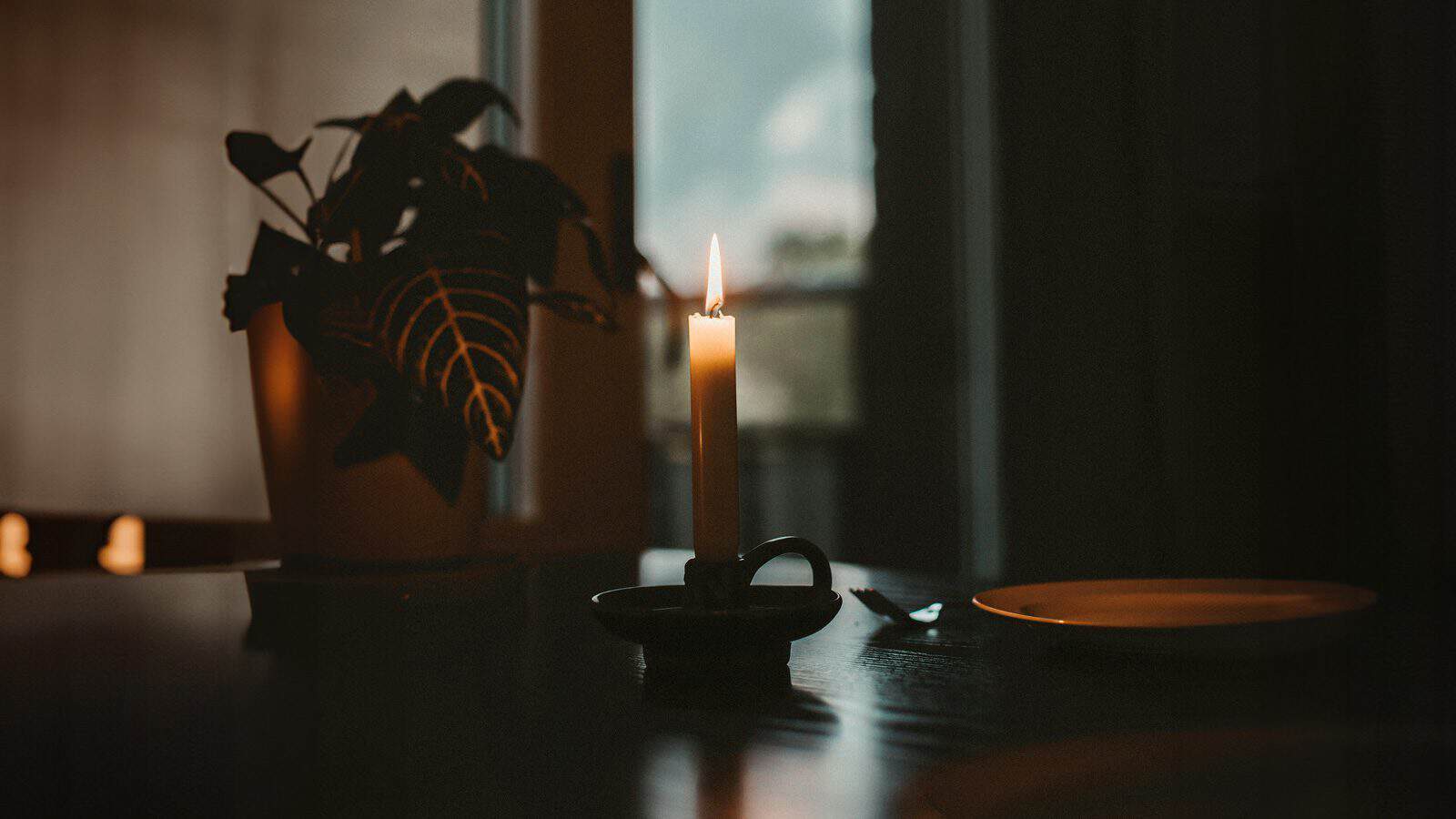 SingleCandleLight_1600x900