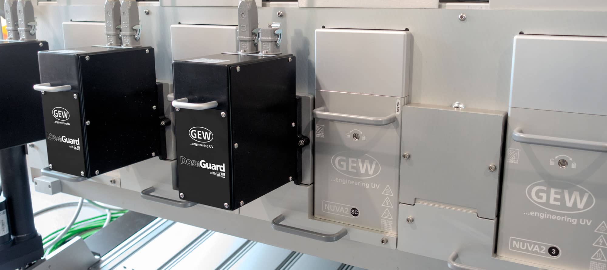 DoseGuard系统包括一个安装在灯下面的扫描光学装置（ICAD®装置），该装置持续测量到达基底的紫外线光，覆盖整个系统的宽度。