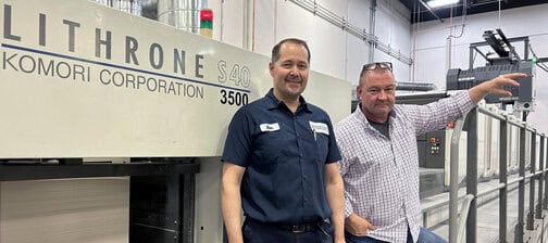 从左到右：Dan Keylard，首席印刷机操作员，和 Joe Engwall，运营副总裁，与 8 色 Komori LS40 印刷机。