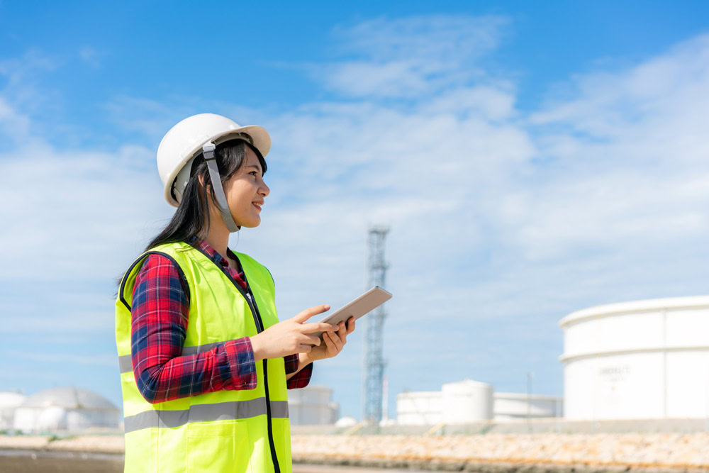 oil-and-gas-woman-tablet