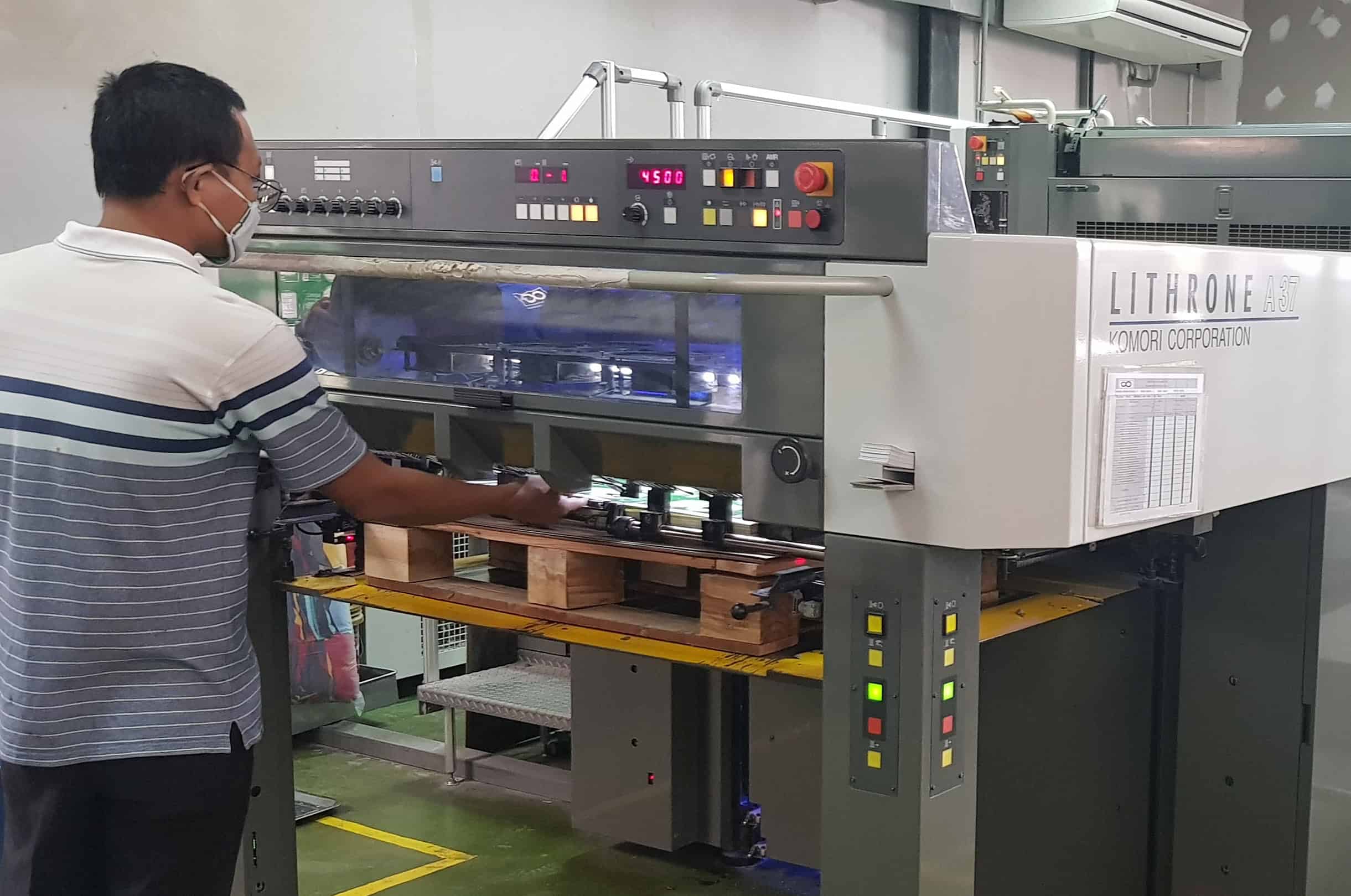 Листовая офсетная печать изображений на принтере Komori