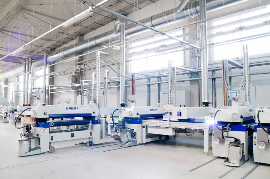 Это пример линии нанесения покрытия на древесину на оборудовании крупного производителя.