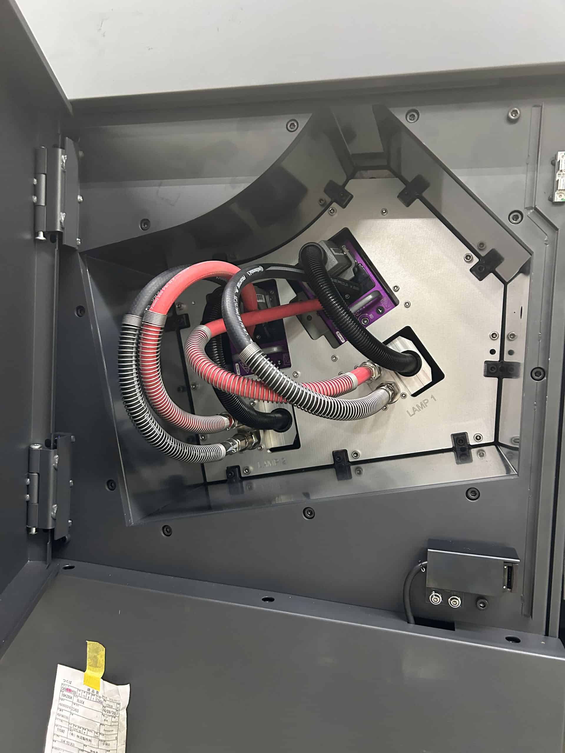 この例は、米国で稼働中のKomori GLX40（9色）に、当社の最高出力UV LED硬化システムLeoLEDを搭載した様子を示しています。