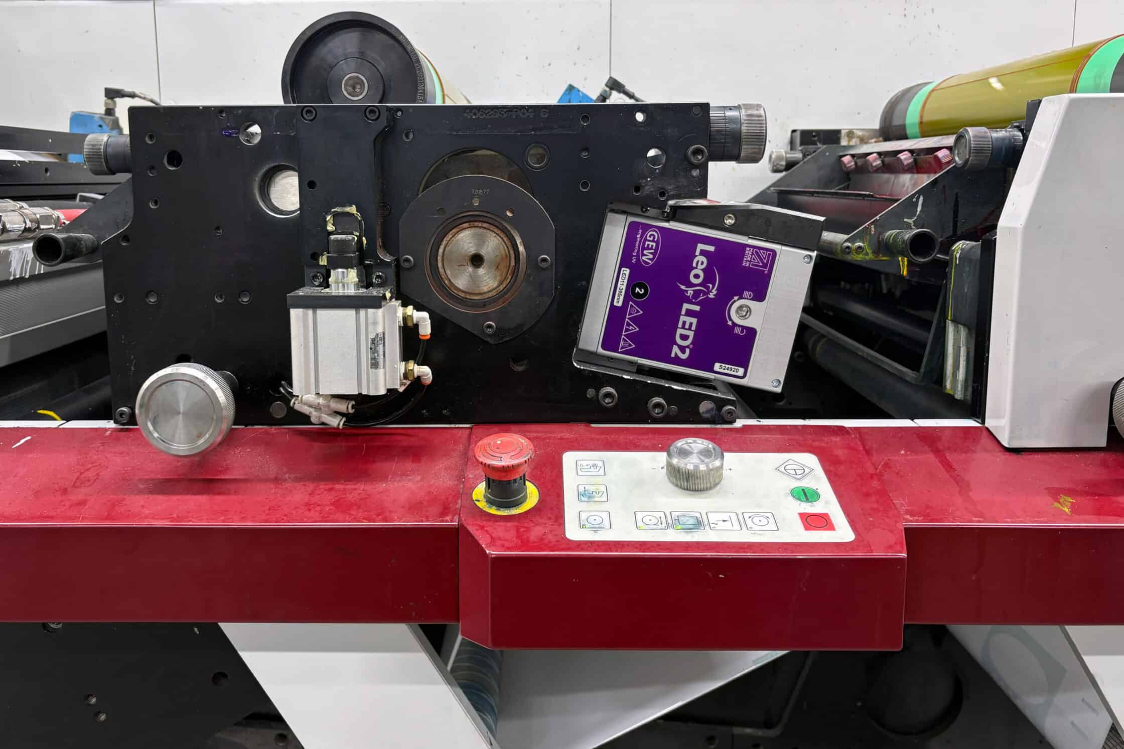 2025 年 2 月、Tungate 社の Mark Andy P5 マシンが GEW LeoLED2 および E4C ArcLED UV システムにアップグレードされました。