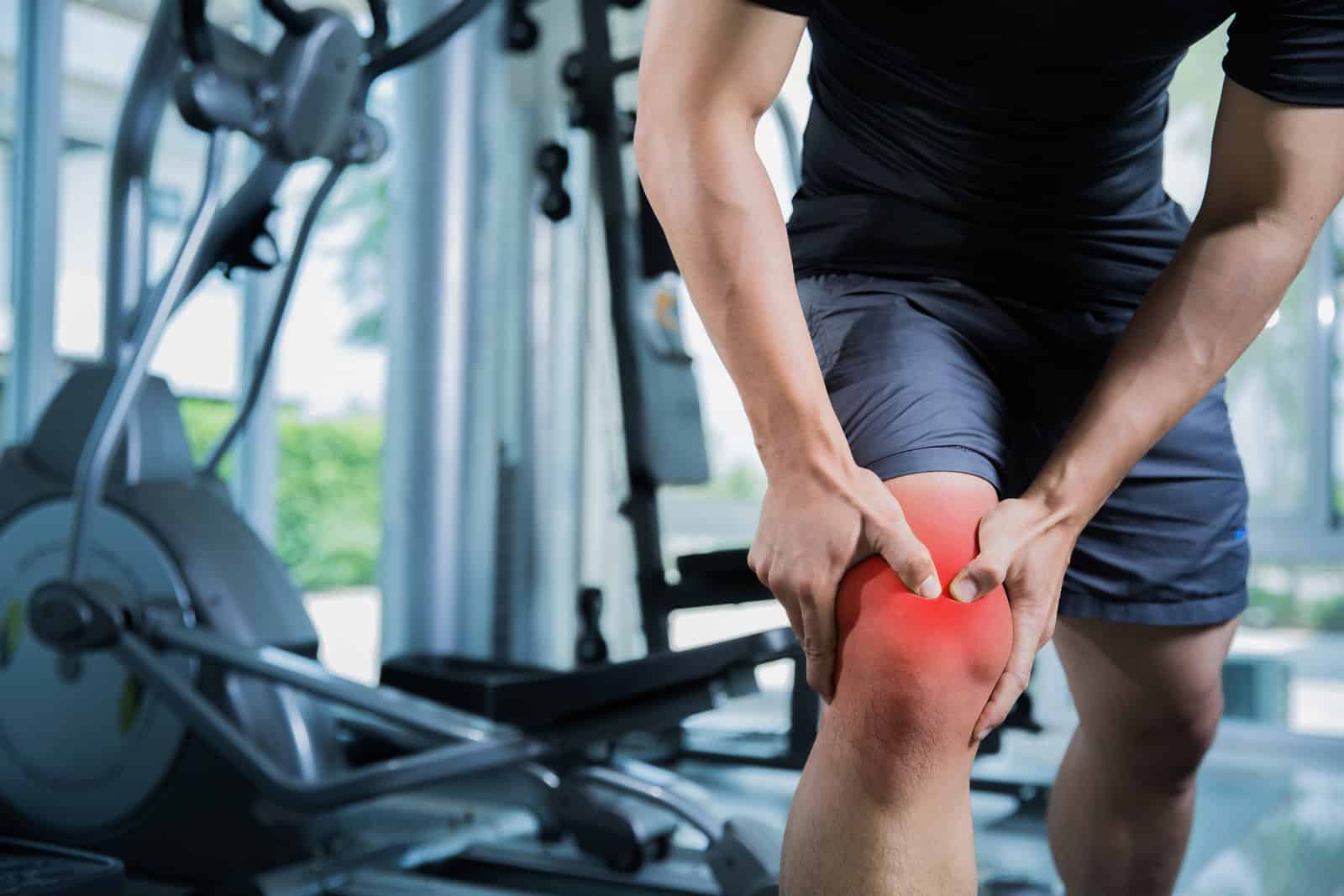 healthy-men-injury-from-exercise-in-the-gym-he-injured-his-knee